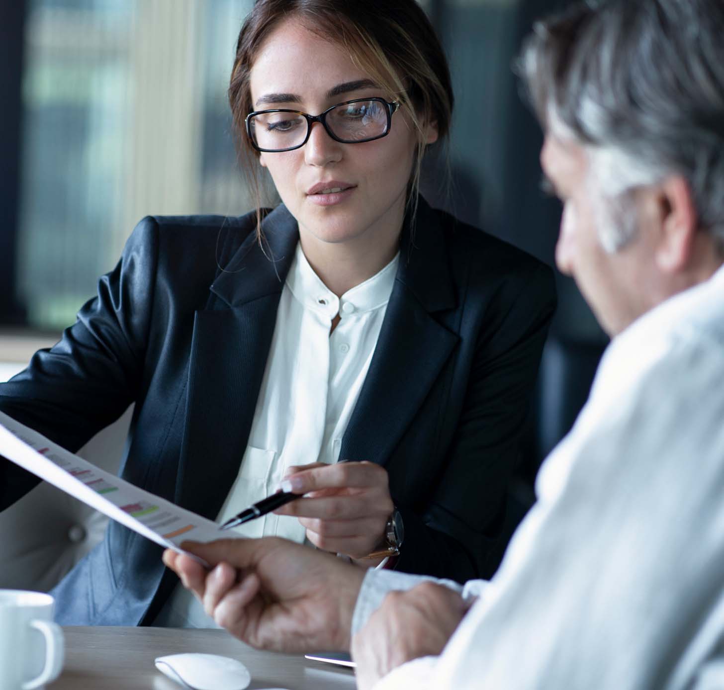 woman-advising-client